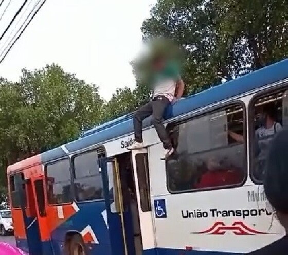 Em surto, homem sobe no teto de ônibus em Várzea Grande e se joga