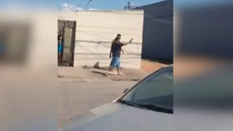 DF: Homem atira na direção de carrinho de bebê durante discussão com vizinho