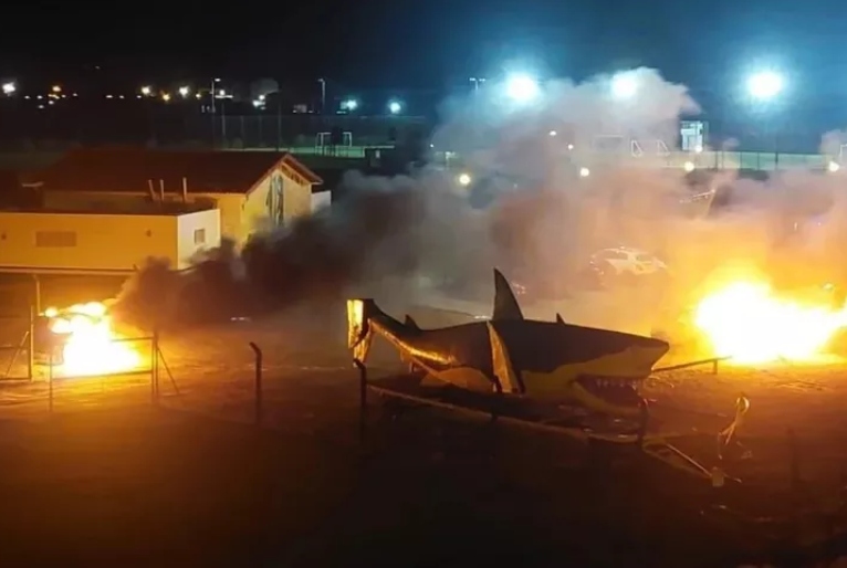 Torcedores colocam fogo nos carros de jogadores de clube argentino