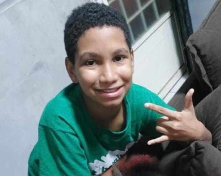 Menino de 11 anos morre ao ser atingido na cabeça por trave de campo de futebol