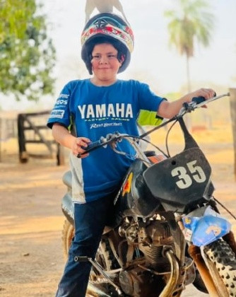 Praticante de motocross de 10 anos morre ao bater de frente com caminhonete