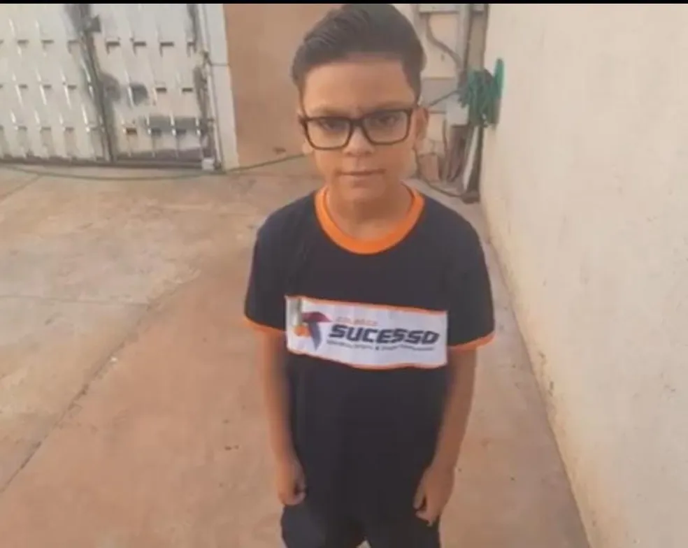 Menino de 9 anos incendeia escritório da avó, foge com medo de bronca e desaparece em MS