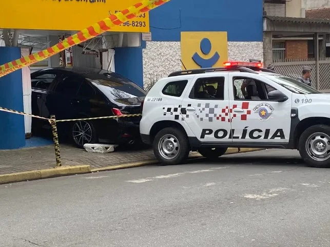 Criança de 4 anos morre após carro de luxo desgovernado bater contra portão de escola em SP