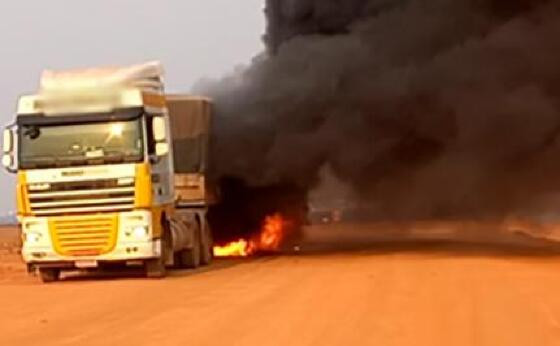 Carreta carregada de adubo é destruída por fogo em Sorriso