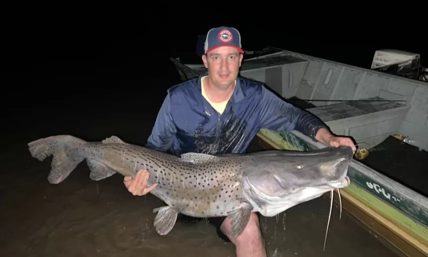 Sem acreditar pescador fisga pintado de 40kg