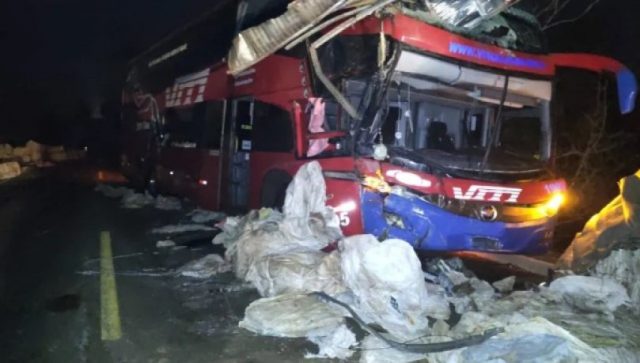 Batida entre carreta e ônibus deixa 4 pessoas feridas em rodovia de MT