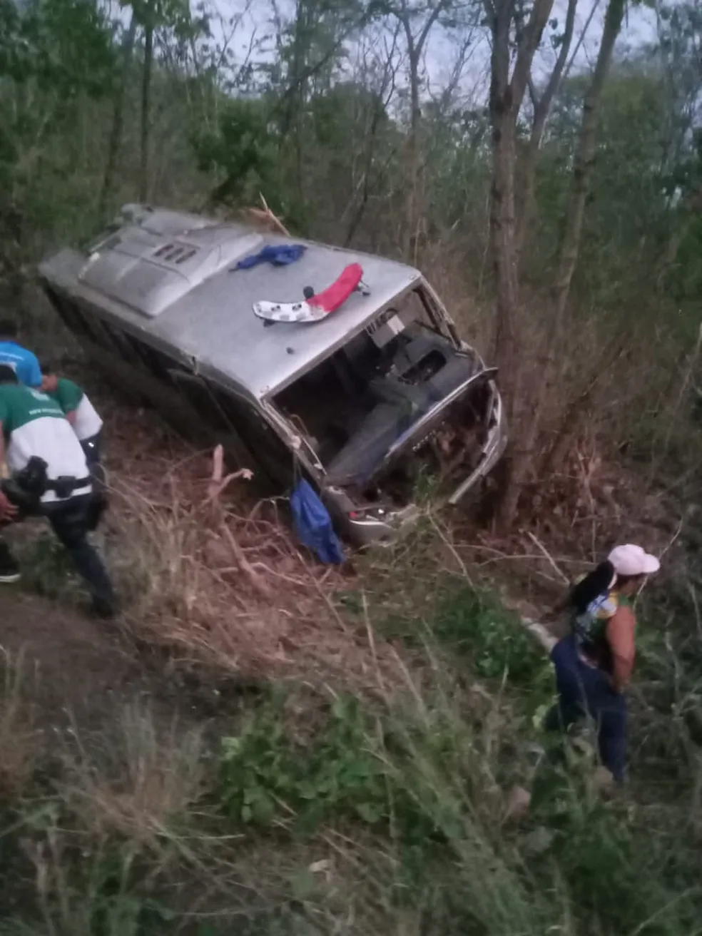Ônibus com policiais militares sofre acidente na BR-174, em Cáceres
