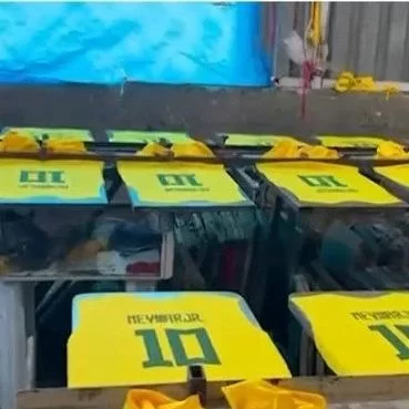 Fábrica que falsificava camisas da seleção brasileira é interditada em São João de Meriti