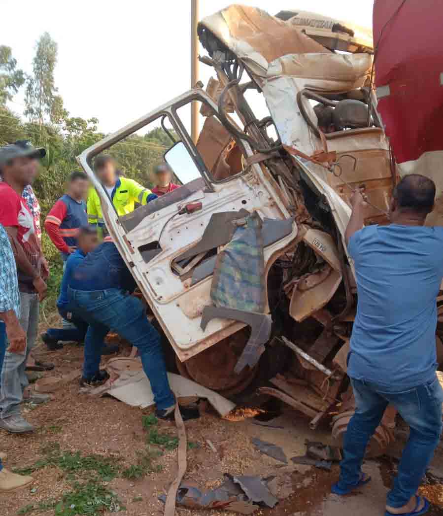 BR-163: acidente envolve 3 veículos de carga e deixa uma pessoa ferida em Sorriso