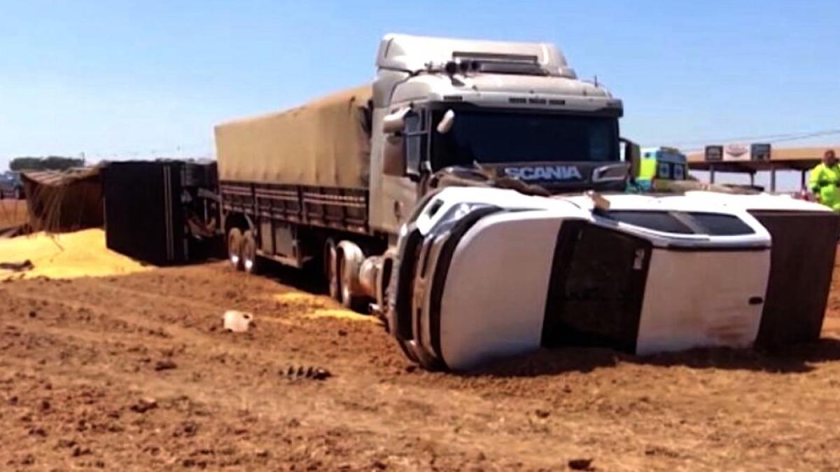 Criança e 4 adultos ficam feridos em colisão entre caminhonete e carreta na BR-163