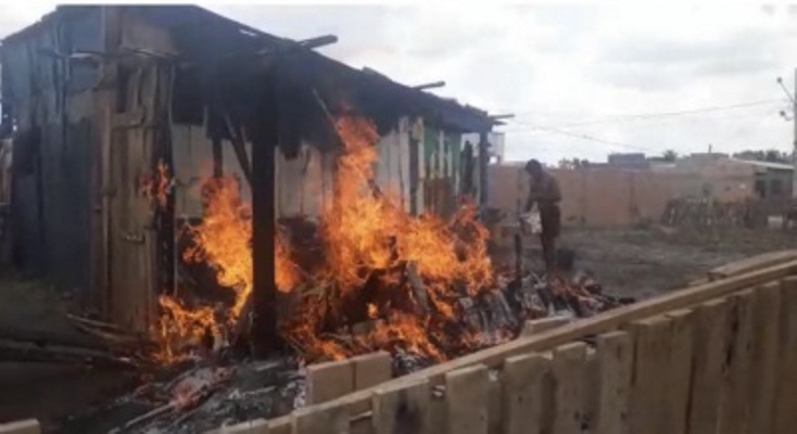 Sinop: Parte de casa fica destruída com incêndio