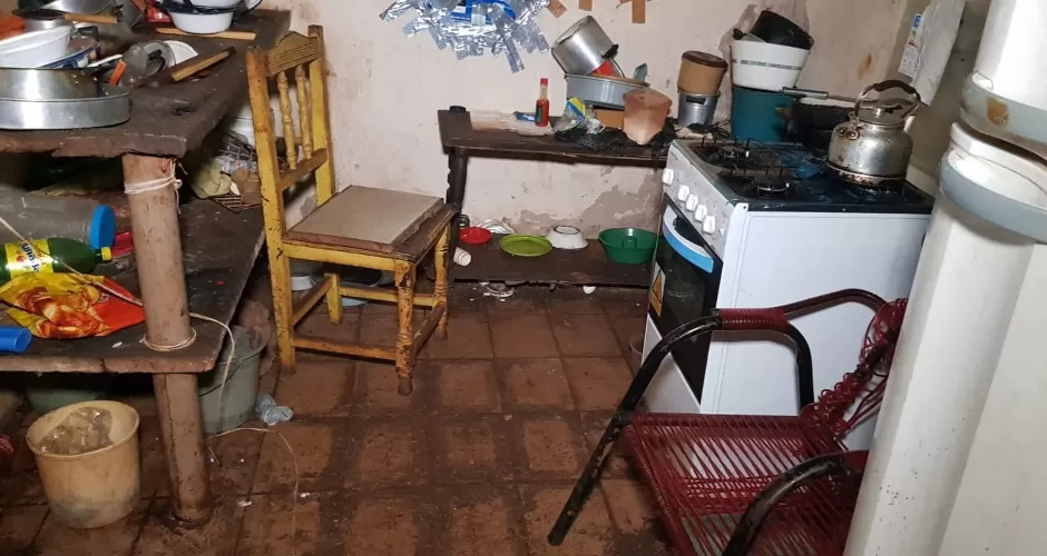 Idosa mantida em cárcere pelo filho convivia com lixo e fezes animais em casa