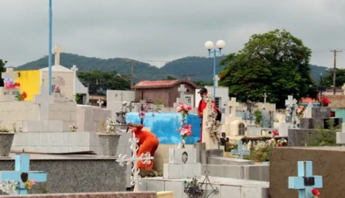 Mulher invade cemitério e tenta desenterrar cadáver de ex-namorado, em MS