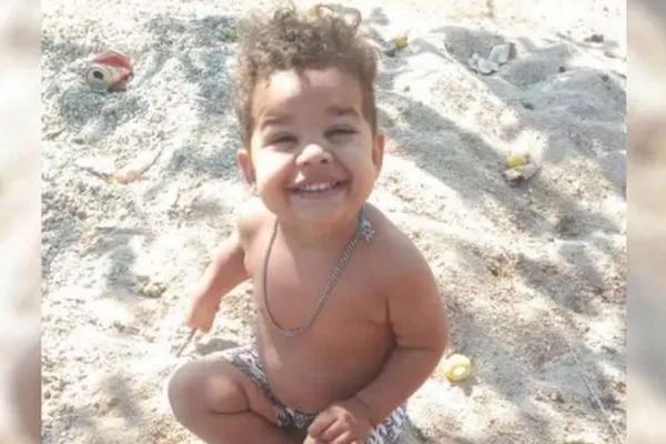 Menino de 2 anos morre atropelado por ônibus escolar em Goiás