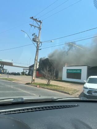 Placas solares não suportam calor e pet shop pega fogo próximo ao Florais Cuiabá