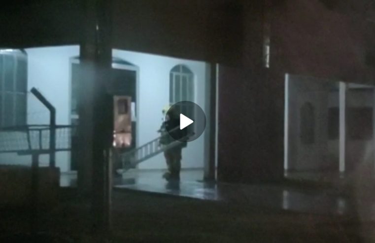 Após raio, igreja começa a pegar fogo  em Guarantã do Norte
