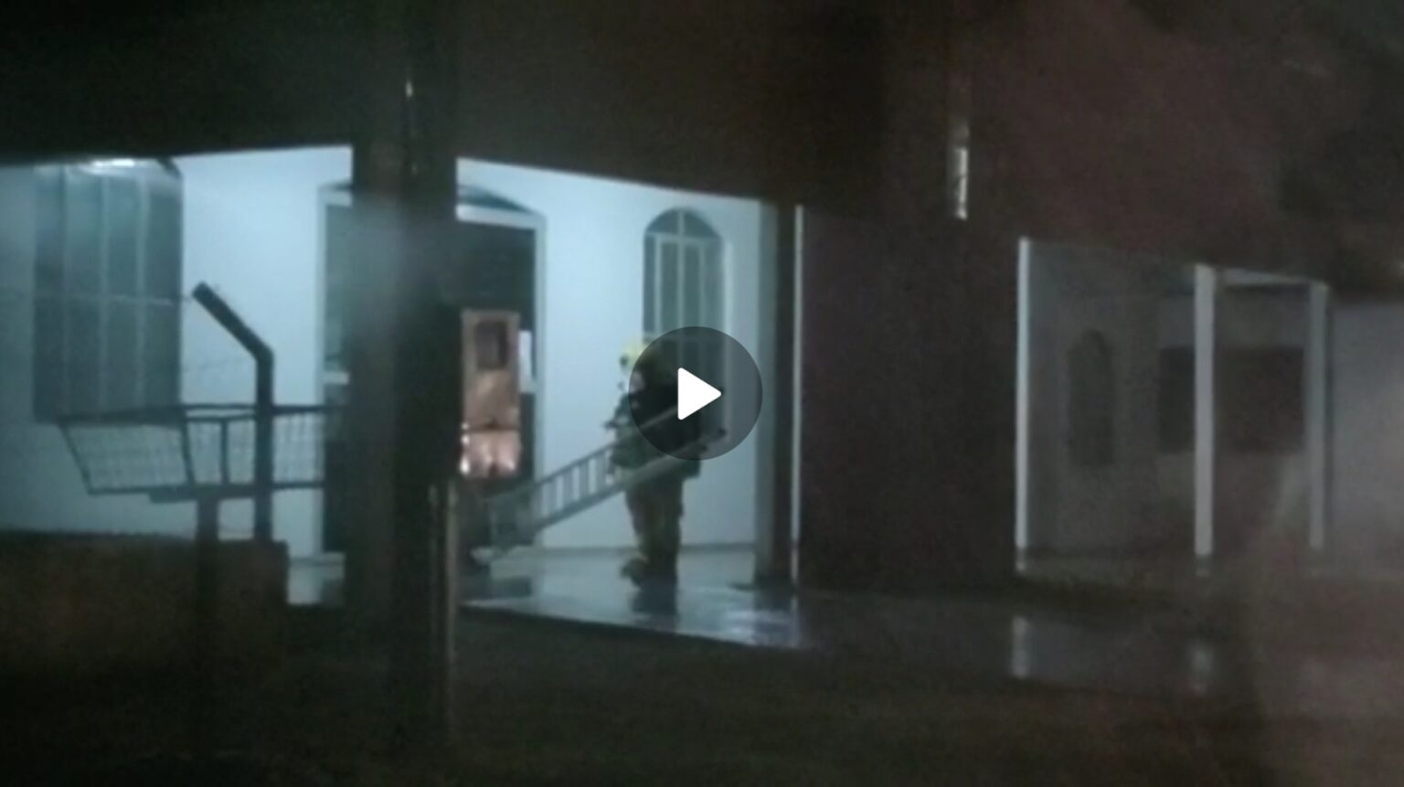 Após raio, igreja começa a pegar fogo em Guarantã do Norte