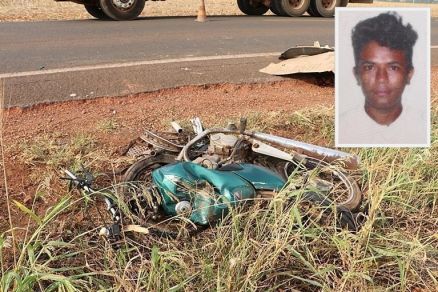 Motociclista bate em carreta, cai e morre atropelado por veículo em MT