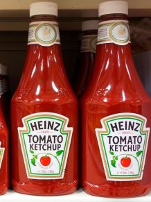Após morte da rainha Elizabeth II, ketchup Heinz terá que mudar rótulo; entenda