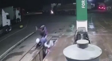 Ladrões em moto caem em vala e são presos após roubo a posto de gasolina em SP