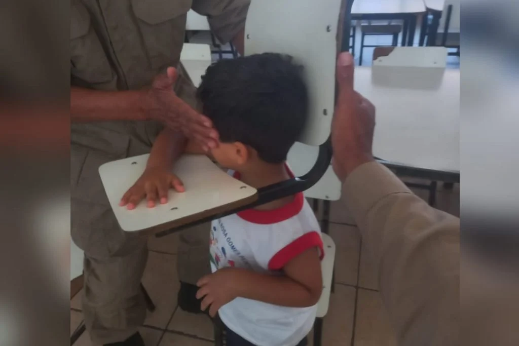Criança de 3 anos fica com cabeça presa em carteira escolar no entorno do Distrito Federal