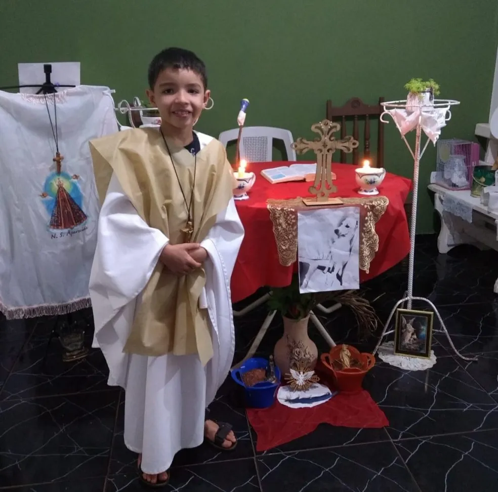 Menino de 7 anos sonha em ser padre e celebra missa para animais de estimação em MS