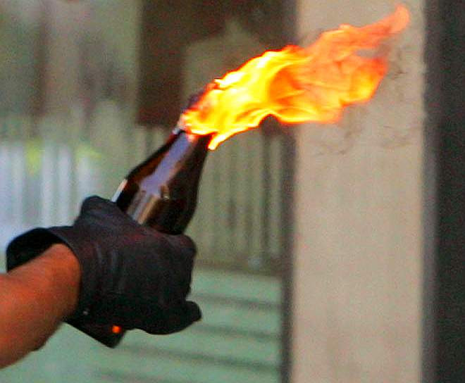 Homem não aceita fim do relacionamento e joga coquetel molotov na casa da ex