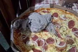 Cliente recebe pizza com pano de chão dentro da embalagem
