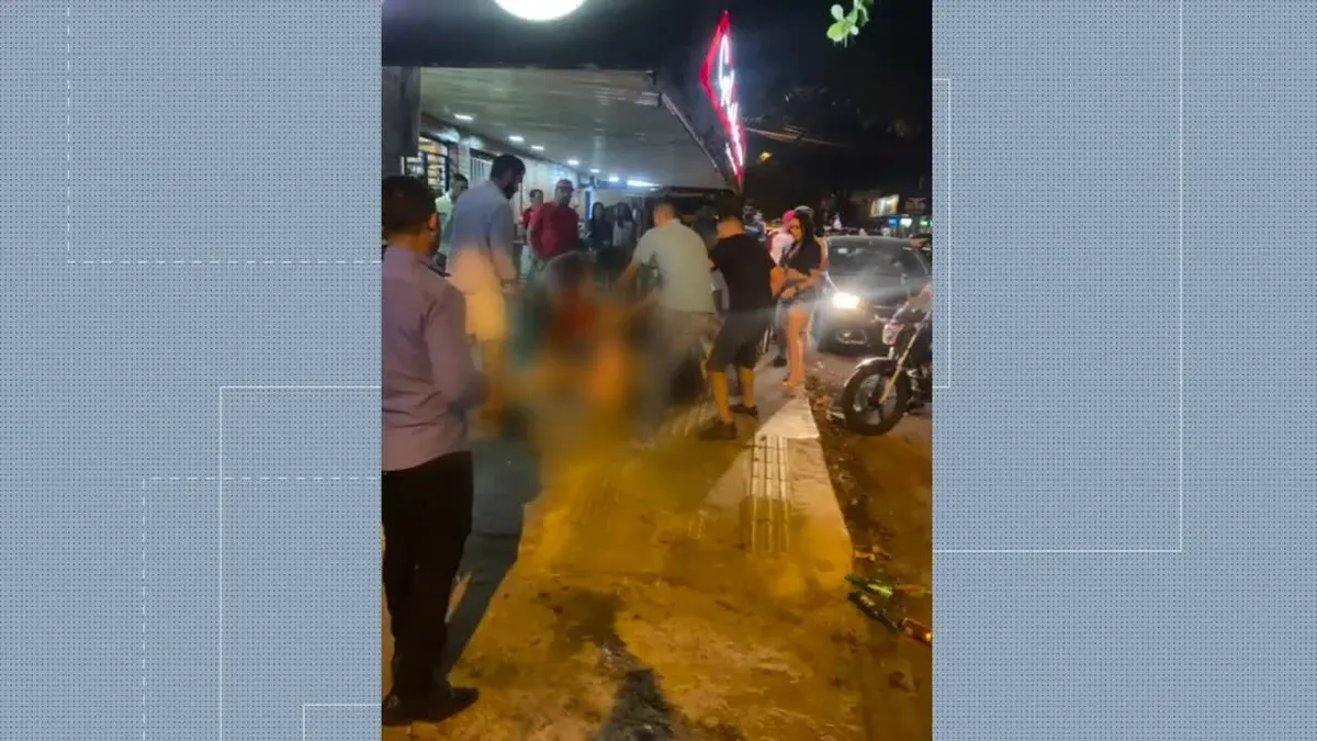 Homem pelado invade bar com faca na mão e tenta agredir clientes em GO
