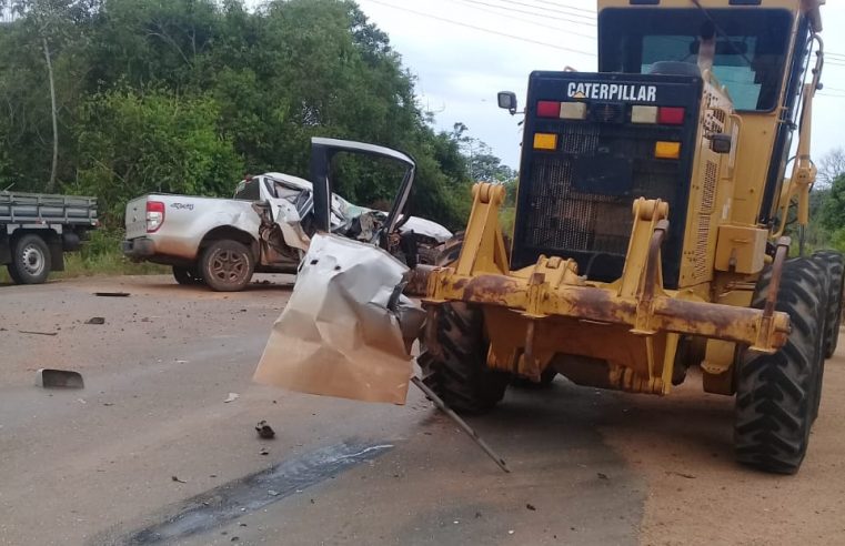 Camionete fica destruída após colidir em traseira de motoniveladora na MT-419 em Novo Mundo