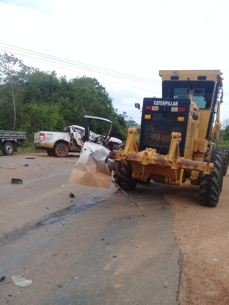 Camionete fica destruída após colidir em traseira de motoniveladora na MT-419 em Novo Mundo