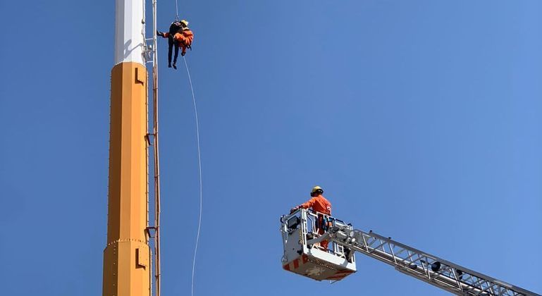 Homem é resgatado pelos Bombeiros após dormir no topo de antena de telefonia celular no DF