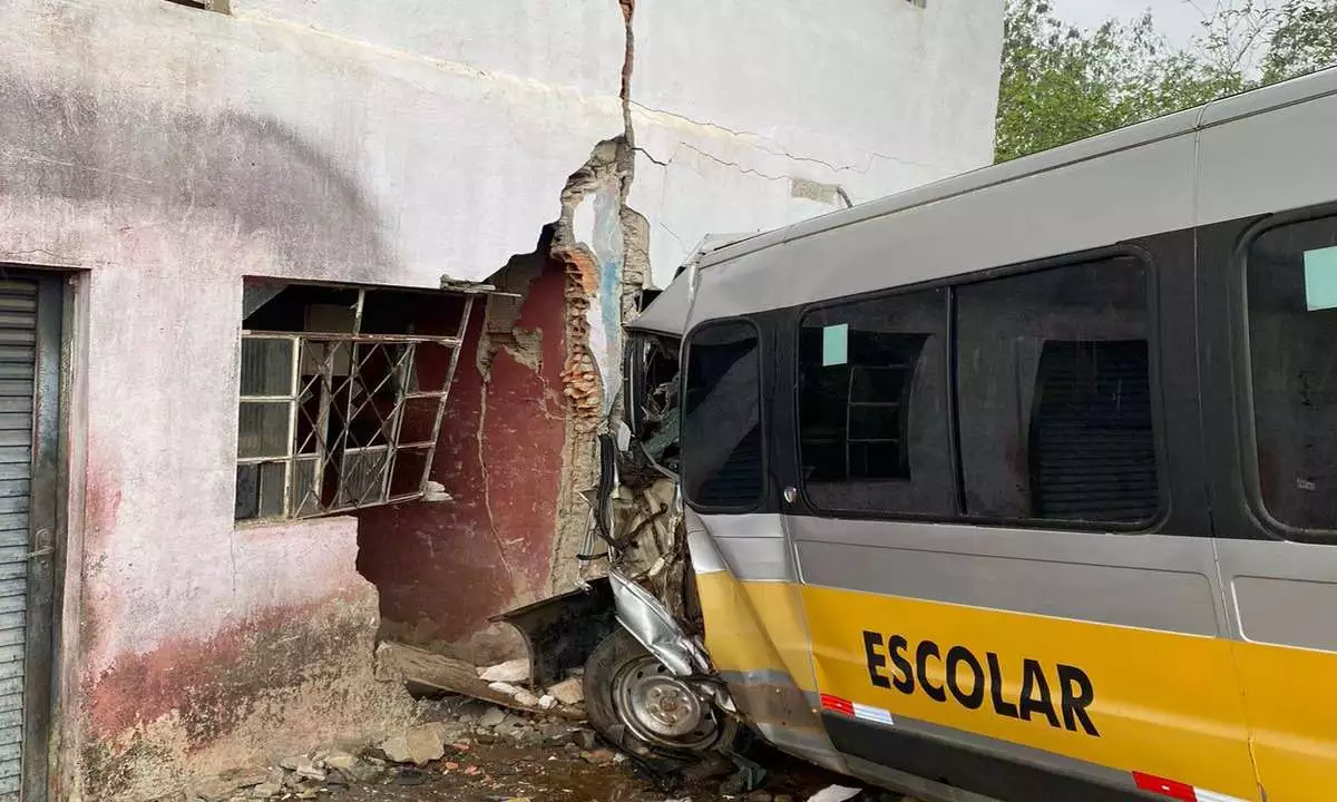 Motorista perde controle de van escolar e destrói parede de casa