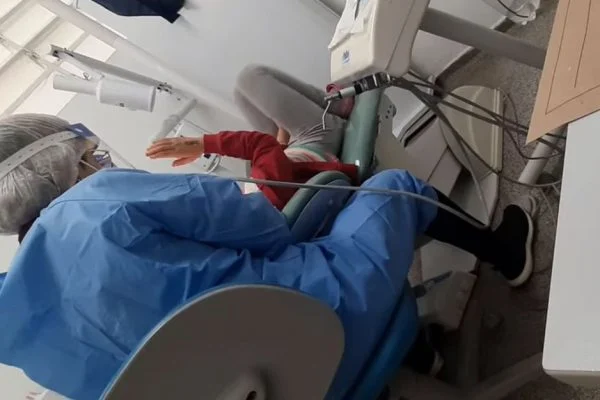Dentista é afastada por gritar e ameaçar criança em atendimento