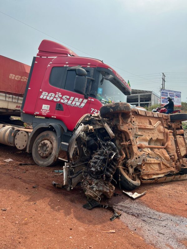 Mulher é encaminhada para o Hospital após colisão entre carro e carreta na BR-163 em Guarantã do Norte