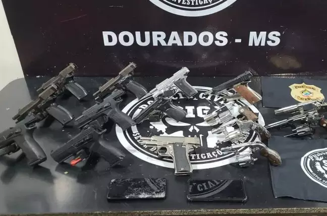 Idosa entrega 15 armas para policiais achando que eram bandidos e acaba presa