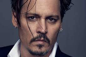 Brasileira que acreditava namorar Johnny Depp perde casa e carro ao cair em golpe