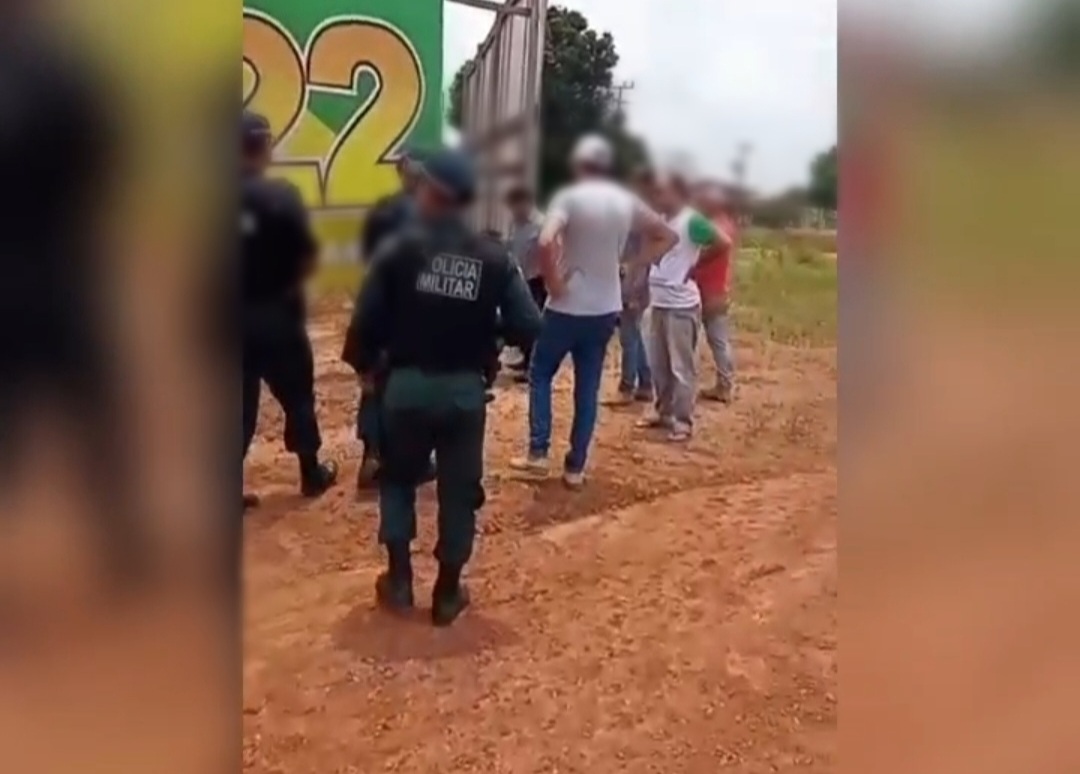 Banners do candidato a reeleição a presidência é retirada no Distrito de Caracol