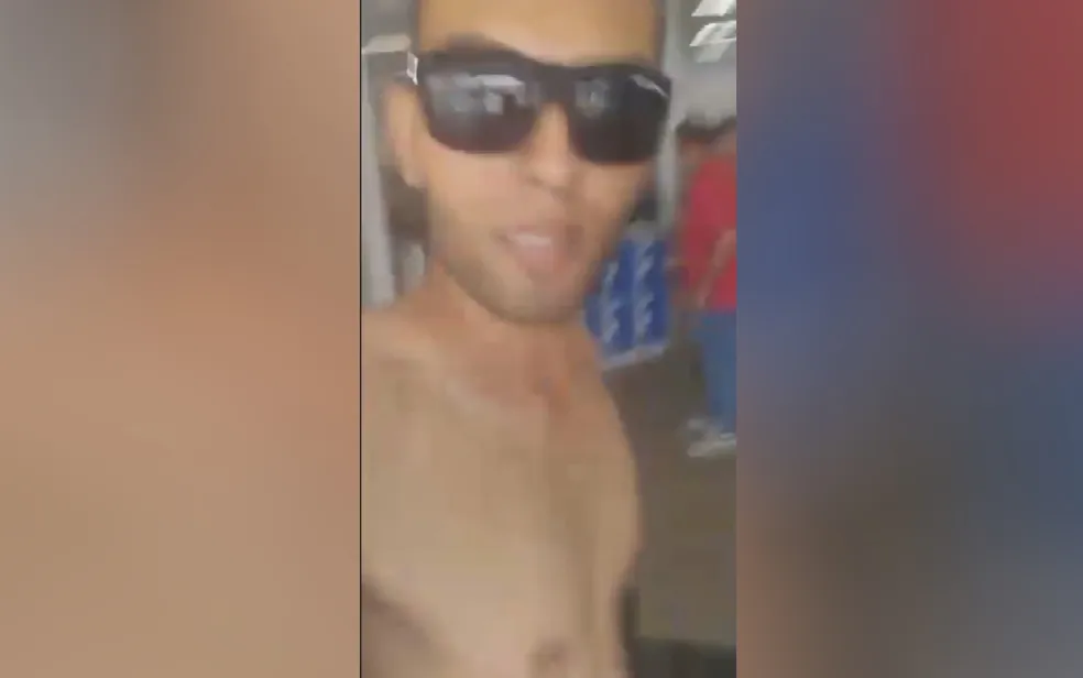 Empresário fica nu após ser barrado em porta giratória de banco