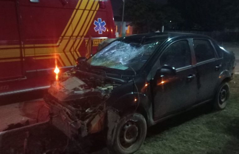 Jovem sofre traumatismo craniano e fratura no fêmur após colisão entre carro e moto em Guarantã do Norte