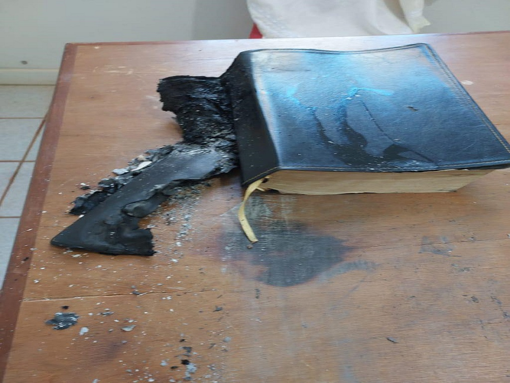 Bandidos perseguem freira, assaltam zeladora, arrombam porta da Igreja Católica e ateiam fogo em bíblia