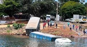 Carreta bitrem cai em rio ao tentar embarcar em balsa no sul de MG