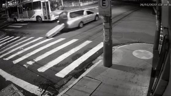Vídeo mostra caixão com corpo caindo de carro no meio da rua em Ribeirão Preto, SP