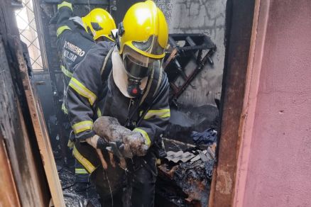 Criança ateia fogo em colchão e casa é destruída por incêndio