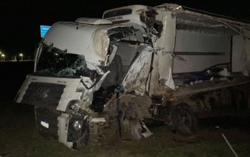 Dois motoristas ficam feridos durante batida entre carreta e caminhão baú na BR-163