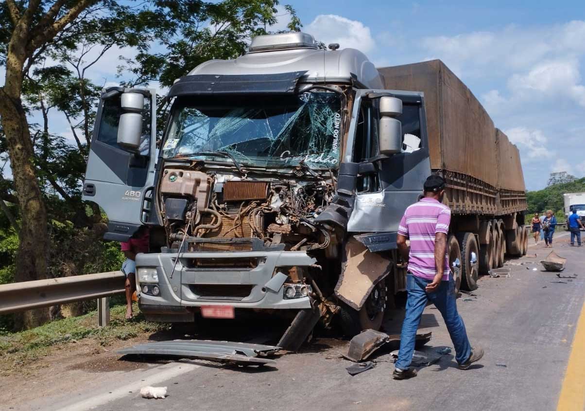 Acidente envolvendo 4 carretas e carro na BR-070 deixa 7 feridos