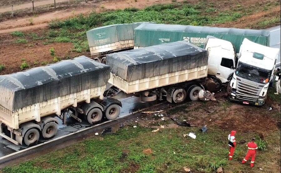 Acidente entre duas carretas deixa a BR-163 interditada em Nova Mutum