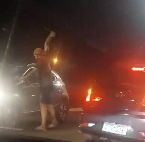 Armado com faca, homem fura carro e corre atrás de motorista após batida