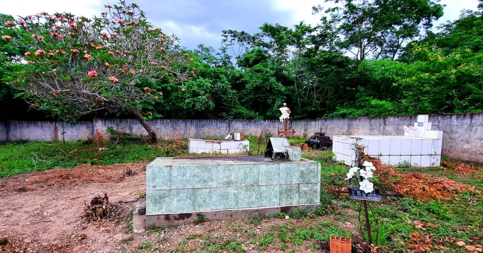Cemitério clandestino é encontrado no meio de mata pela Prefeitura de Várzea Grande