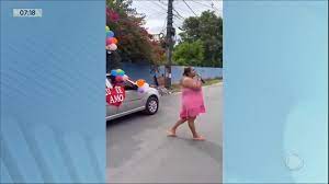Mulher usa anúncio em carro de som para cobrar dívida